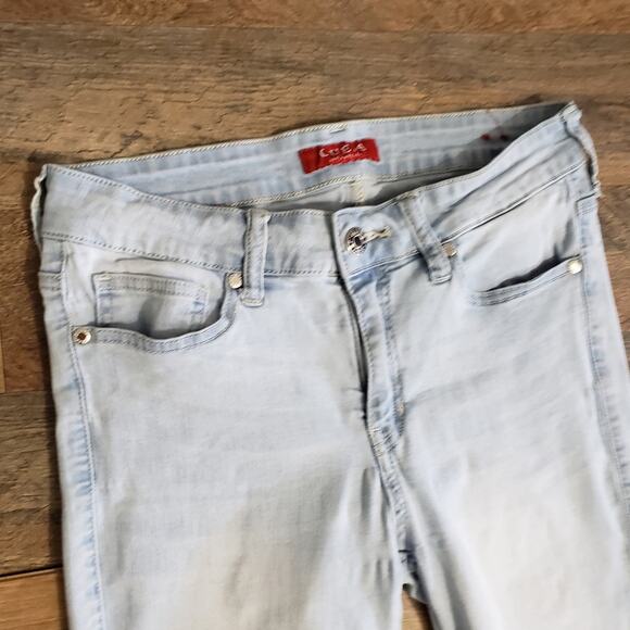 Vintage Guess Light Wash Denim Mid Rise Cut Off  Blue Jean Bermuda Shorts 26 - Picture 3 of 10